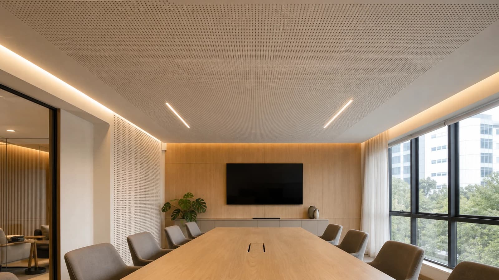 Sala de reunião com forro acústico perfurado integrado ao drywall