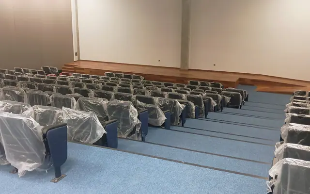 Vista frontal de auditório com forro concluído